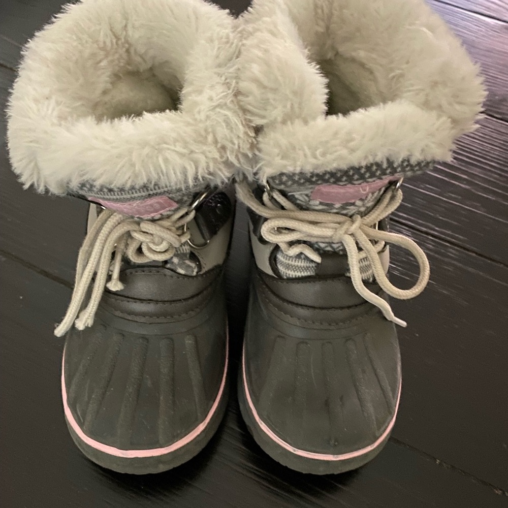 London Fog snowboots size 11.  good condition